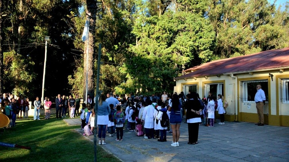 Lunghi participó de la apertura del ciclo lectivo en la Escuela 33 de La Porteña